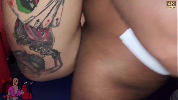 Safada casada fode com 2 amigos negros do marido na lounge do corno! 