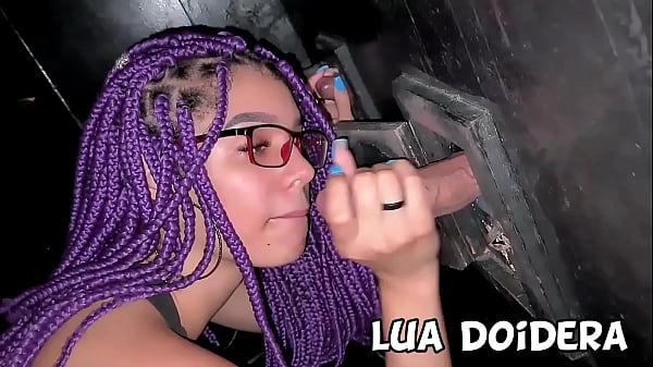 Play MP4 - Na cabine da festa de swing chupei um monte de rola na gloryhole pra depois gozar gostoso no pau de outro macho e ele gozou em cima de mim