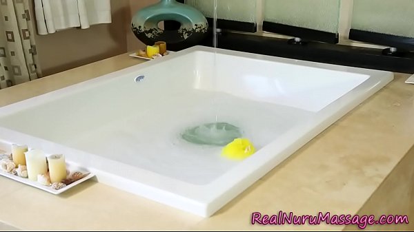 Bathing nuru masseuse