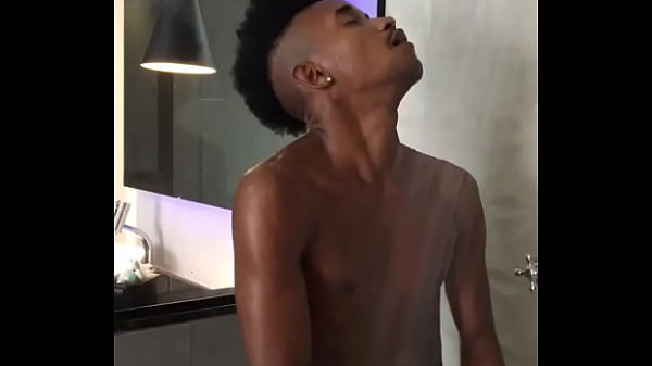 NOVINHO NEG&Atilde_O BRASILEIRO MOSTRANDO SUA PICA DE 23CM video thumbnail