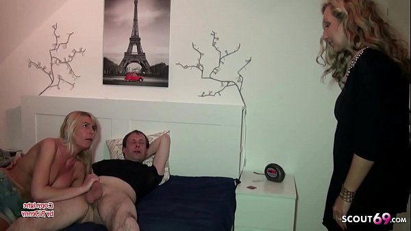 Geile MILF mit Mega Titten erwischt ihre beste Freundin beim rummachen und laesst sich zum Dreier ueberreden 