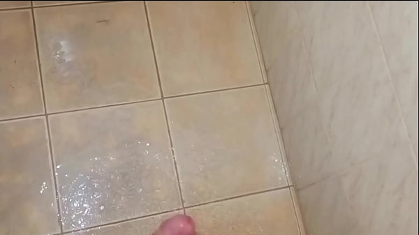 Nonton Ruivinha V&ecirc; Seu Primo Se Masturbando No Banho E Resolve Ajud&aacute;-lo thumbnail