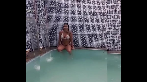 Novinha carioca de fio dental mergulhando e se deliciando na piscina