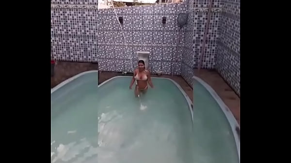 Novinha carioca de fio dental mergulhando e se deliciando na piscina