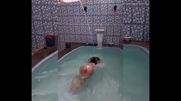 Novinha carioca de fio dental mergulhando e se deliciando na piscina