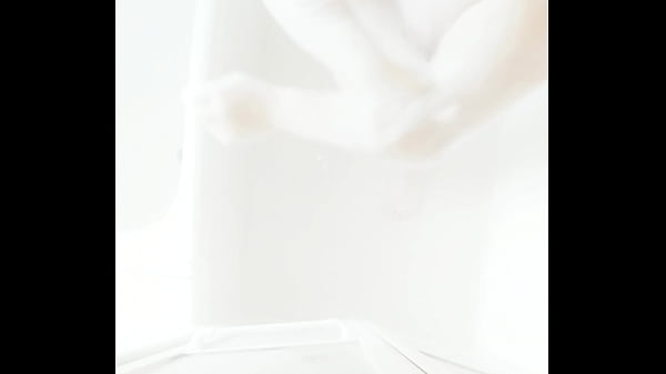 Play MP4 - ぱるる おっぱいおチンチンブルブルしながらシャワー浴びる 最後おもらし