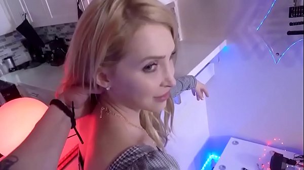 Play MP4 - Stepmom Alix Lynx in need for some meat