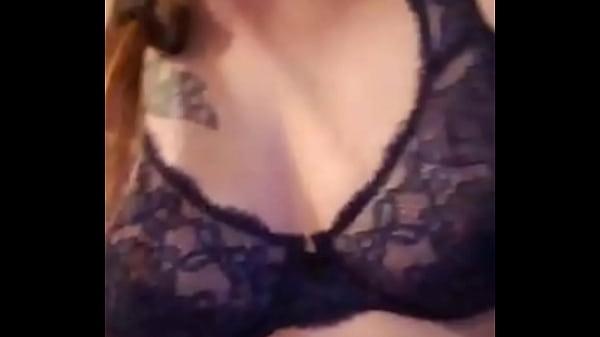 Se desnuda frente al celular 