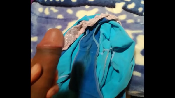 Play MP4 - Me corro en las pantis sucias de mi prima