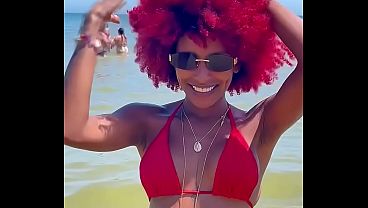 Negona preta no bikini 