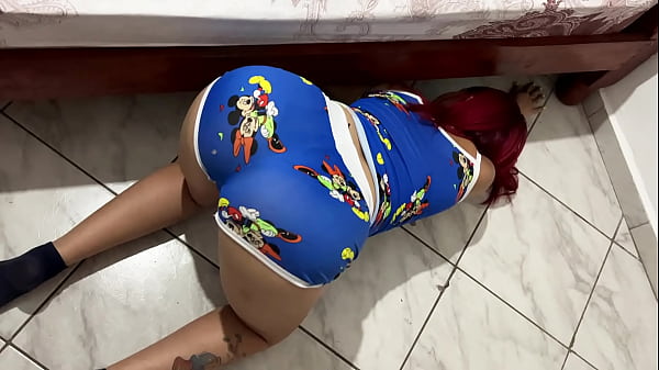 Play MP4 - Me Gusta Grabar el Culo a mi Hermosa Madrastra Cuando esta Descuidada Limpiando de bajo de la Cama