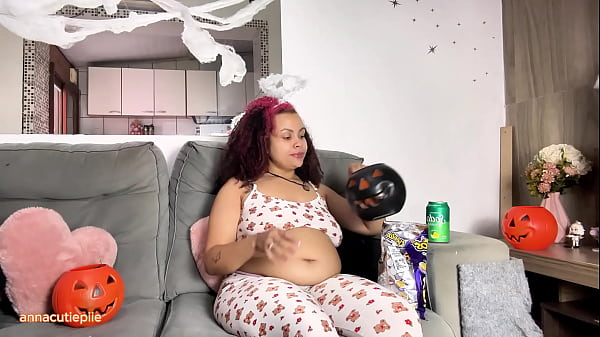 Play MP4 - Chubby Ebony Halloween Movie Night With Farts and Burps