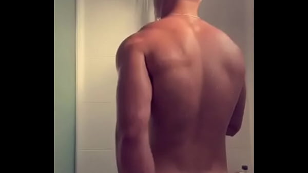 Novinho marrento tomando banho