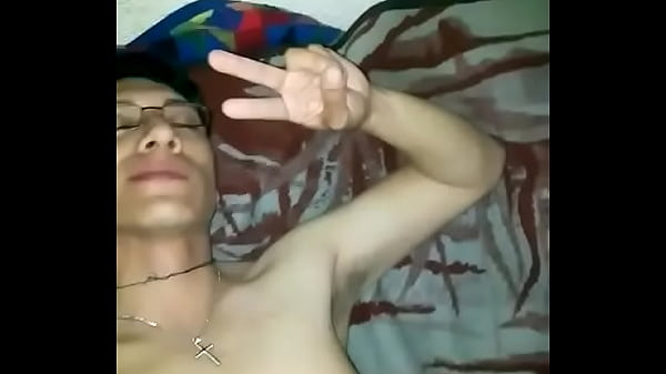 Masturbandome, me vengo hasta el rostro, mostrando mi grande verga 