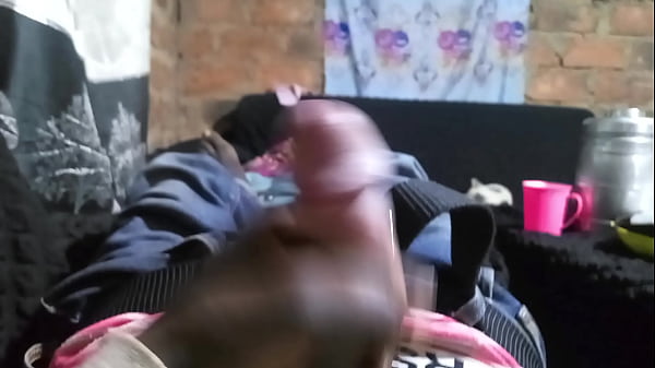 Je memasturbe pada que ma femme d orme Au salon avecma télécommande