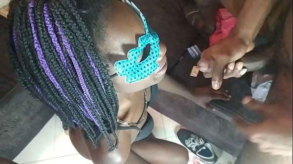 Play MP4 - con mi hermano colocamos a chupar a dos amigas de la universidad y se tragan el semen