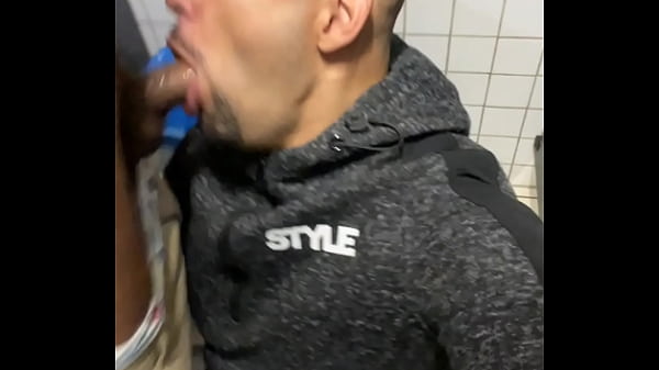 Chupando A Pica Do Favelado No Banheiro Da Comunidade. thumbnail