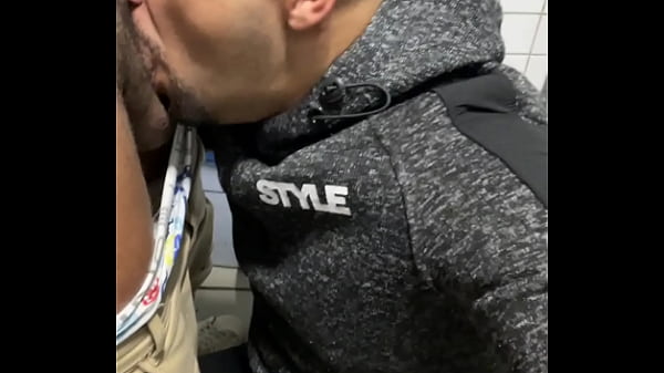 Chupando A Pica Do Favelado No Banheiro Da Comunidade. thumbnail