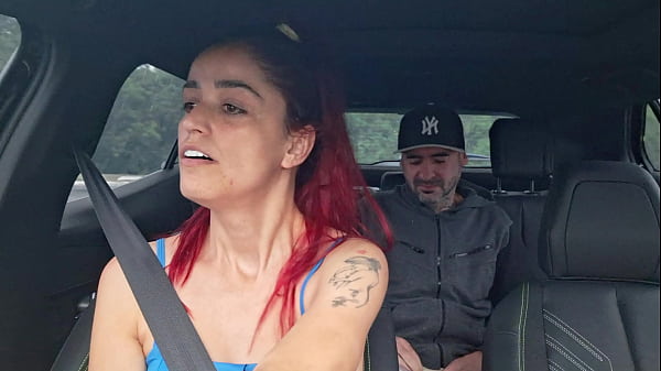 Motorista de app pega passageiro se masturbando por tr&aacute;s! 