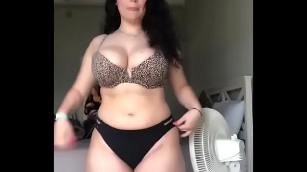 Nonton Emerald Shows Curves In Swimsuit thumbnail