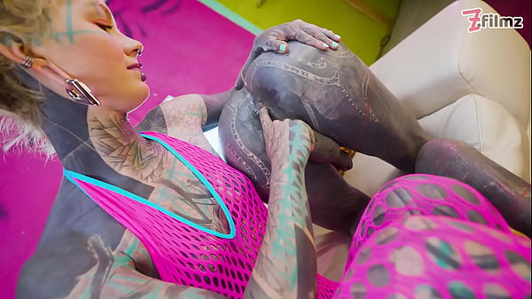 Play MP4 - Tattooed dominatrix in pink Fishnet