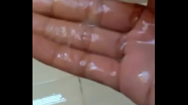 Me masturbo y juego con mi rico semen
