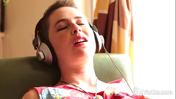 Amateur Ezmerelda_Fingers_Her Hairy Pussy