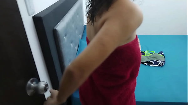 Mi Hermanastra Se Esta Duchando Es Asi Que Me Gusta Espiarla Y Luego Me La Follo thumbnail