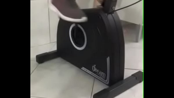Namorada treinando em casa na quarentena ... filmei os p&eacute_s dela sem ela ver !