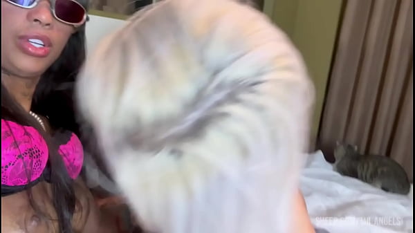 policial fardado nao resiste a essas duas ninfetas poe a mina loira pra mama maceta a bucetinha da morena 