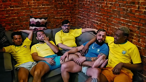 Orgia Entre Torcedores Que Assistiam Jogo Na Tv, Sexo, Suor E Leite. thumbnail