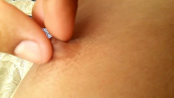 jugando con mis pezones 