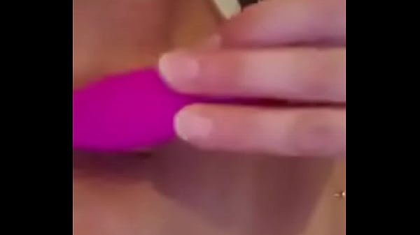 Emy angel s'amuse avec ses jouets 