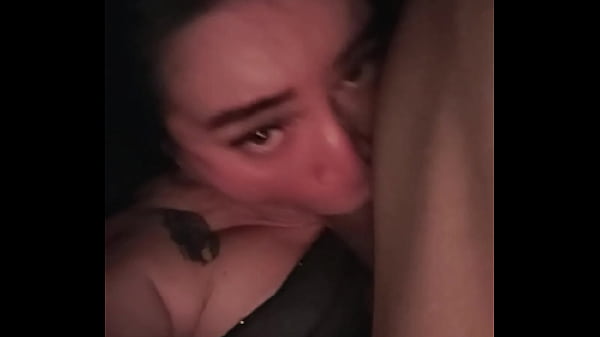 Casero Madurita chupa polla y se traga toda su leche. amateur 