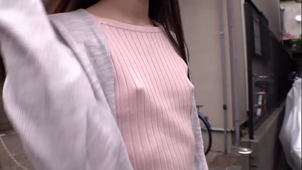 Play MP4 - まさかノーブラ！？無防備な貧乳美女がコリコリに勃った乳首を服越しに露わにする姿に興奮してしまい。パート2