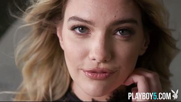Bubble butt but tiny pornstar blonde Kenna James gets fully naked for us 