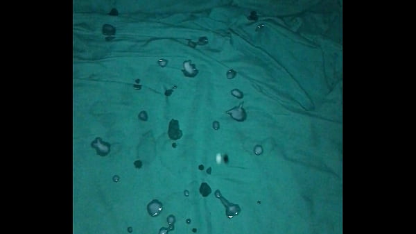 echando la leche caliente en la cama 