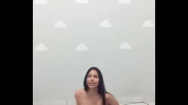 Isa dan&ccedil_ando com shortinho