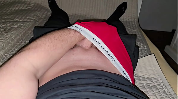 Deutscher Meister in roter Calvin Klein Boxer mit muskul&ouml;sen Beinen & &ndash; PhantomGentX 