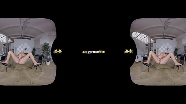 Sexy BlondeGapes Her PussyAnd Pees In VR