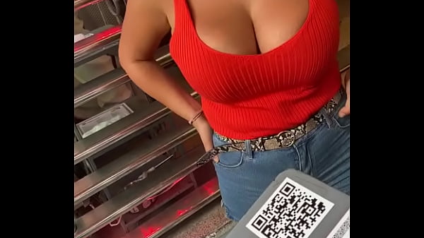 BUSTY CLEAVAGE VOYEUR MIAMI WORKER