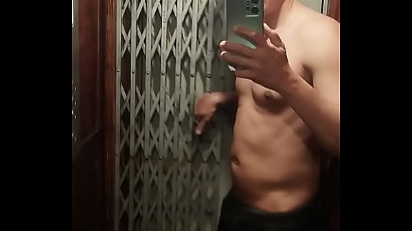 In the elevator sexy_guy without a shirt shows his dick