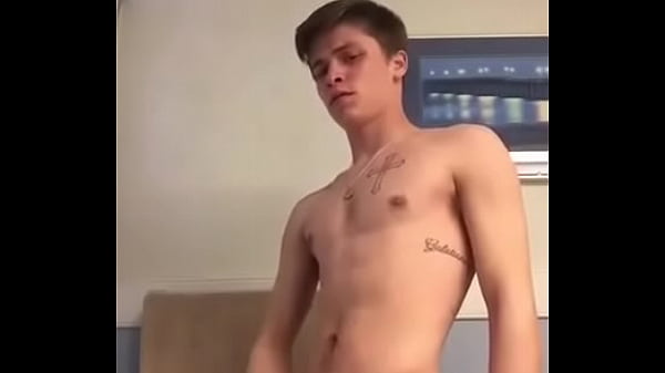 LOIRO GOSTOSO TIRANDO A ROUPA 