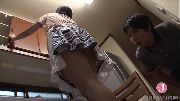 Play MP4 - 騎乗位大好き美人妻。寝転がってる男を見ると膣が疼いて仕方なし。