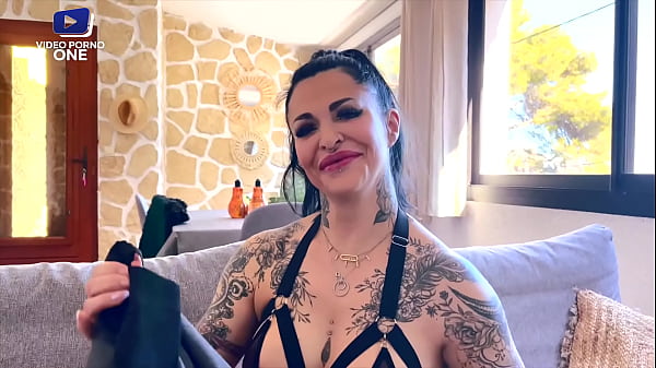 Cettemilf de45 ans_est tatouée de_partout_et elle_se fait_baiser par un voisin coquin