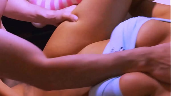 La_hijastrastra siempre estaba dispuesta a_complacer a su padrastroy le encantaba_cuando él la tomaba conduro y_la hacía sentirtan apretada