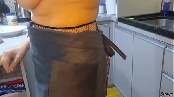 Peguei minha madrasta fazendo a janta pelada