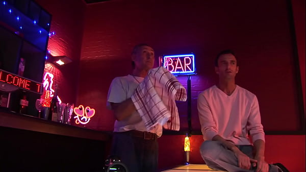 Nonton Romana Ryder Has Her Shaved Pussy Creampied During A Threesome thumbnail