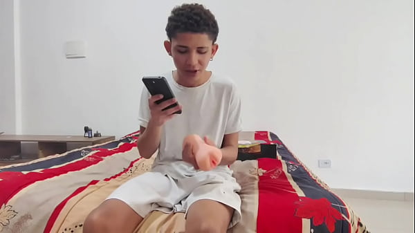 Play MP4 - Madrasta entalada no forno pediu ajuda ao entiado que est&aacute; brincando e masturbando com buceta de borracha socou a piroca com manteiga