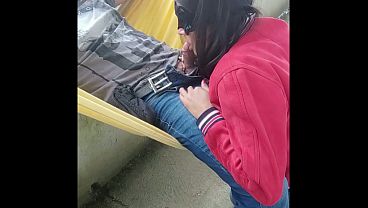 Play MP4 - una mamada bajo la lluvia